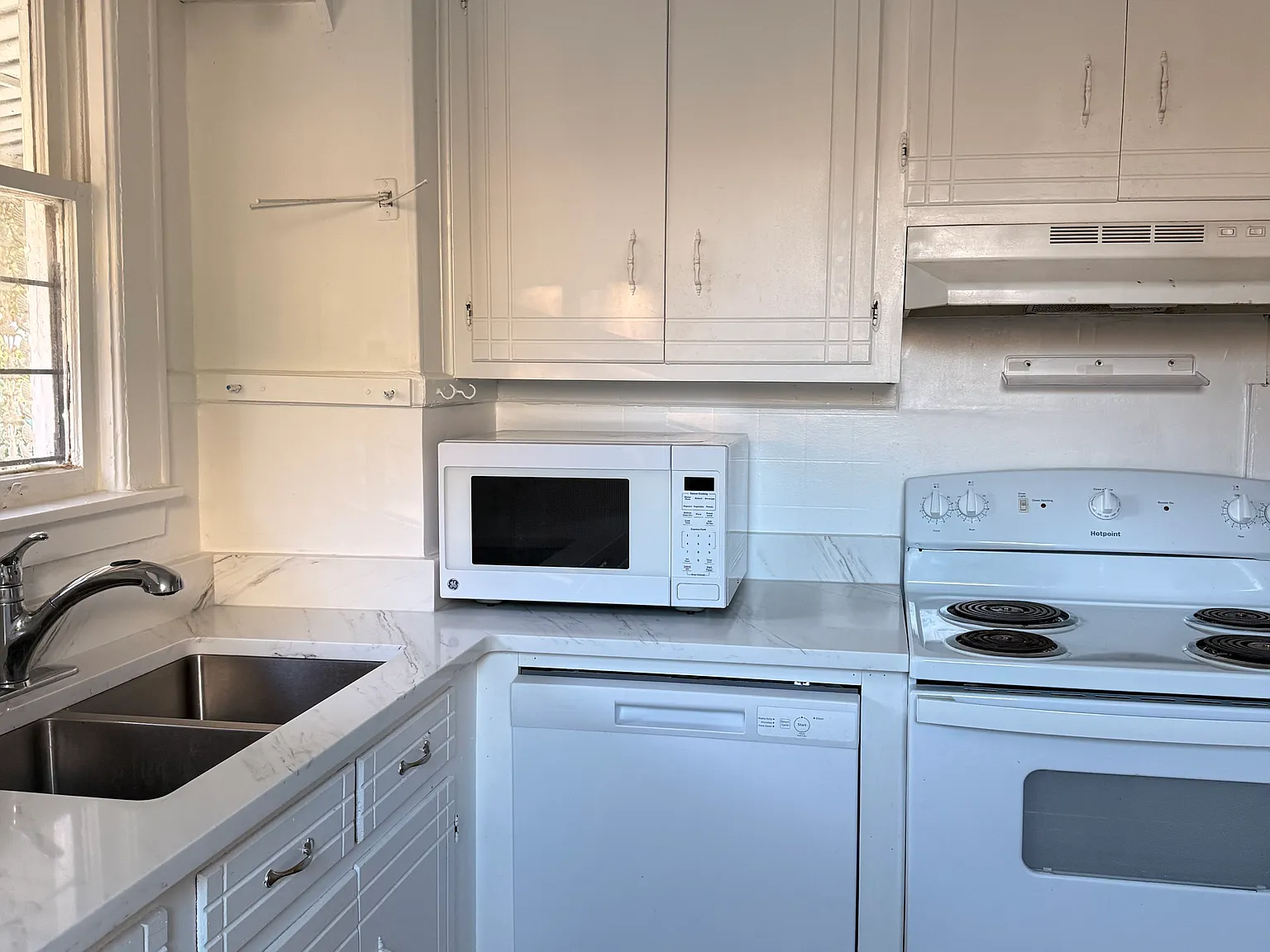 3 bed, 1205 sqft, $3,500 — Photo 2
