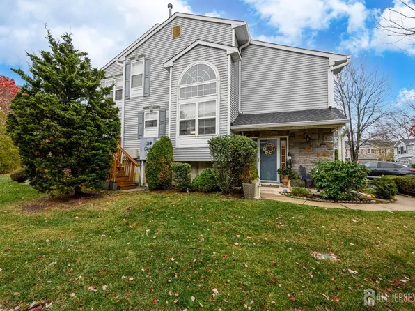 29 Chimney Ct, Laurence Harbor, NJ 08879