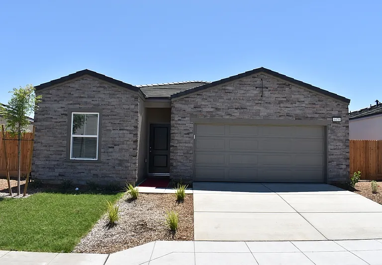 4470 N San Clemente Ave — Photo 1
