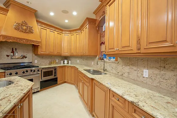 Sold by Robert DeFalco Realty | media 25