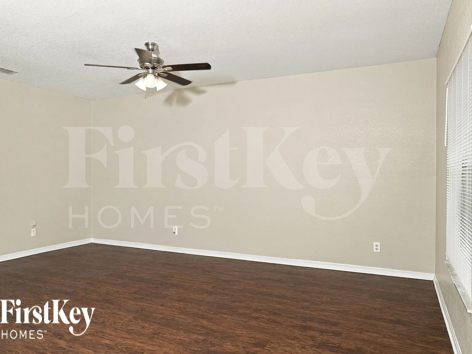 4 bed, 2.0 bath, 1400 sqft, $1,620 — Photo 3