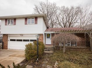 5687 Forest Ridge Dr, North Olmsted, OH 44070