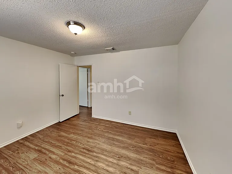 8135 Chestnut Manor Dr — Photo 17