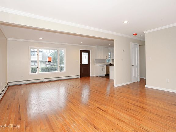 4th image of 17 Woodhill Ct