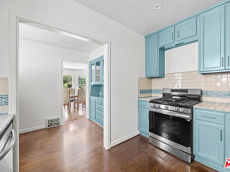 2411 Saint George St — Photo 9