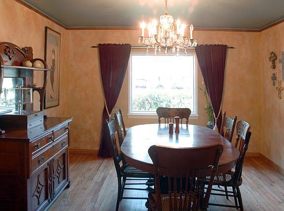 Dining with Hardwoods