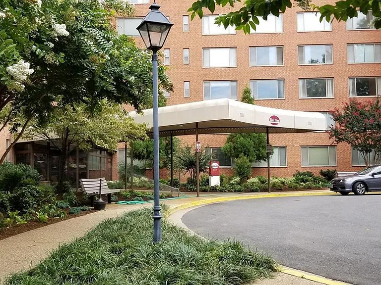 1111 Arlington Blvd #429 — Photo 3