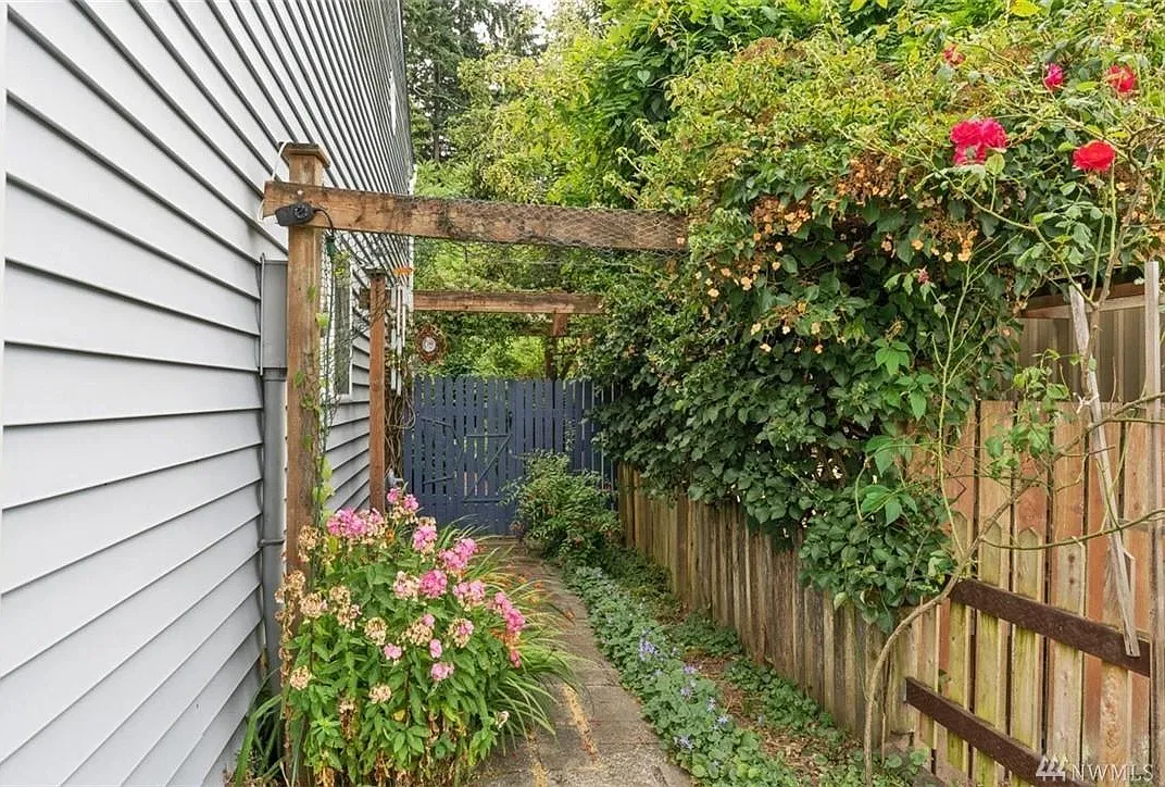 2 bed, 1.5 bath, 1100 sqft, $2,000 — Photo 2