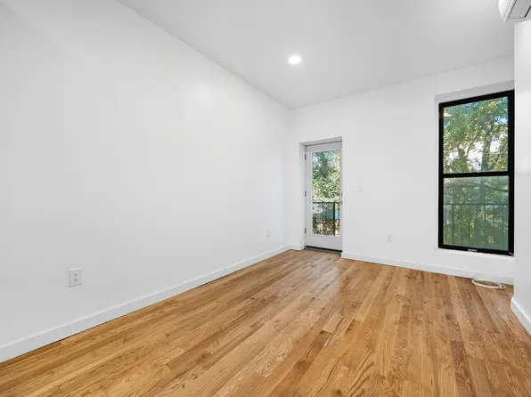 827 Putnam Avenue image 11 of 12