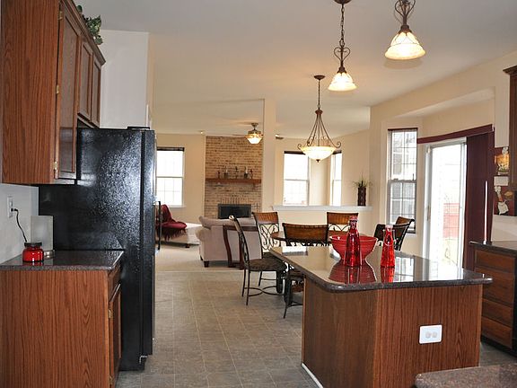 kitchen w/upgraded lites