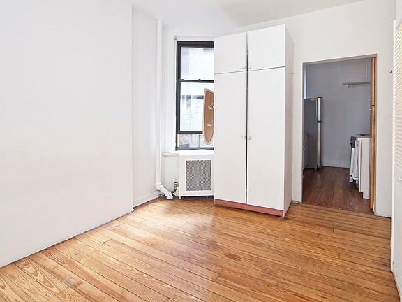 3rd image of 120 Macdougal St APT 12