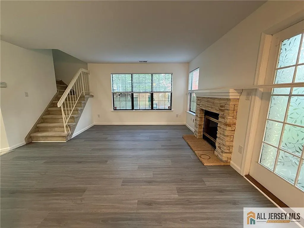 2 bed, 1.5 bath, 1086 sqft, $2,700 — Photo 3