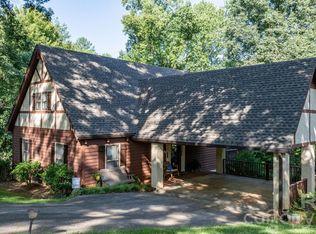5562 Clearlake Dr, Hickory, NC 28601