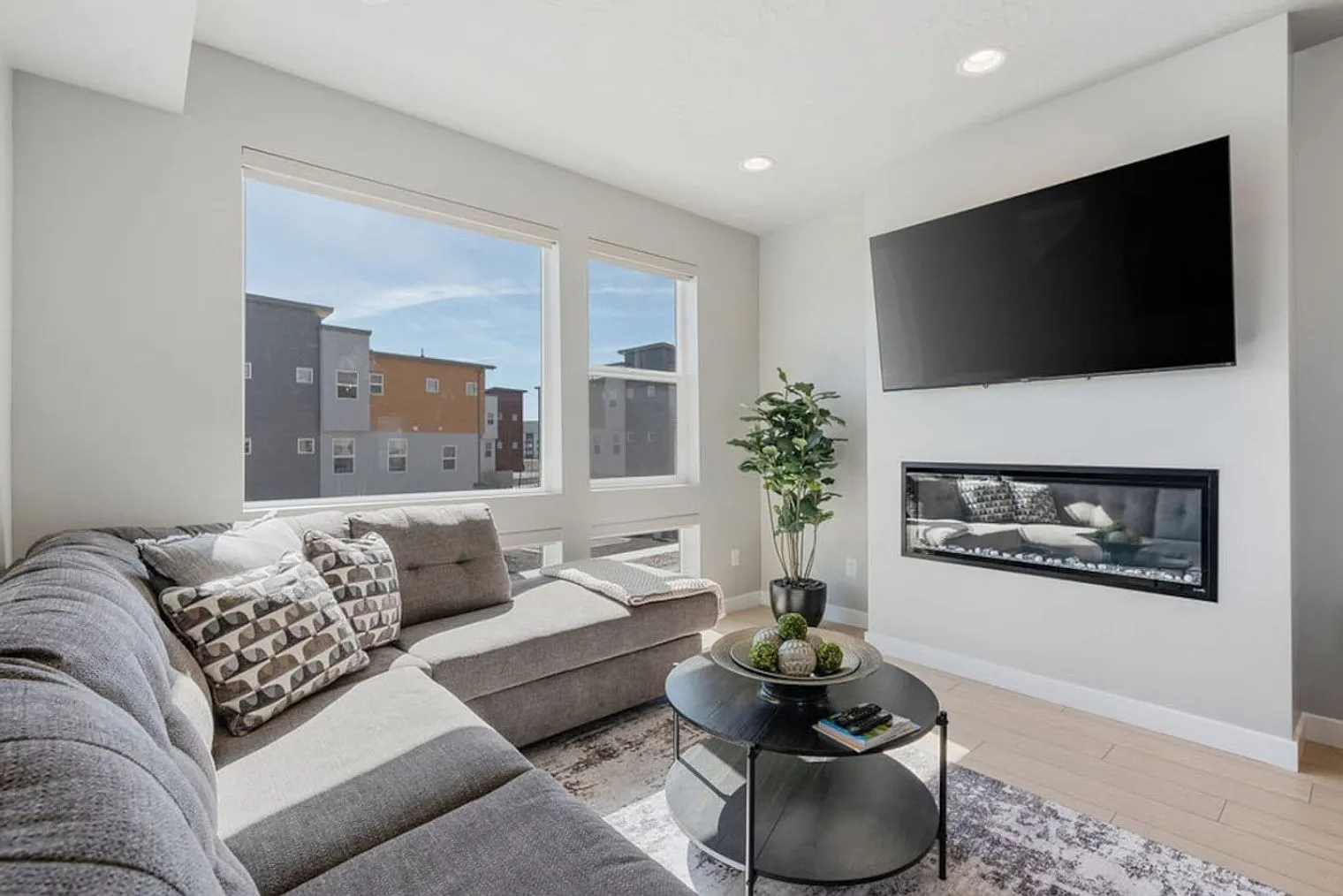 4 bed, 2.0 bath, 2421 sqft, $4,997 — Photo 3