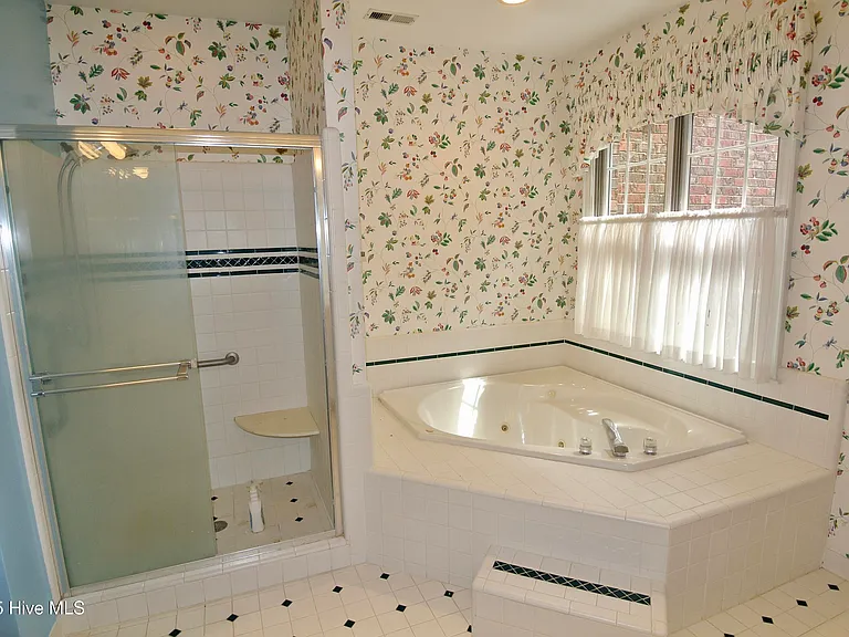 1113 Devonshire Dr — Photo 17