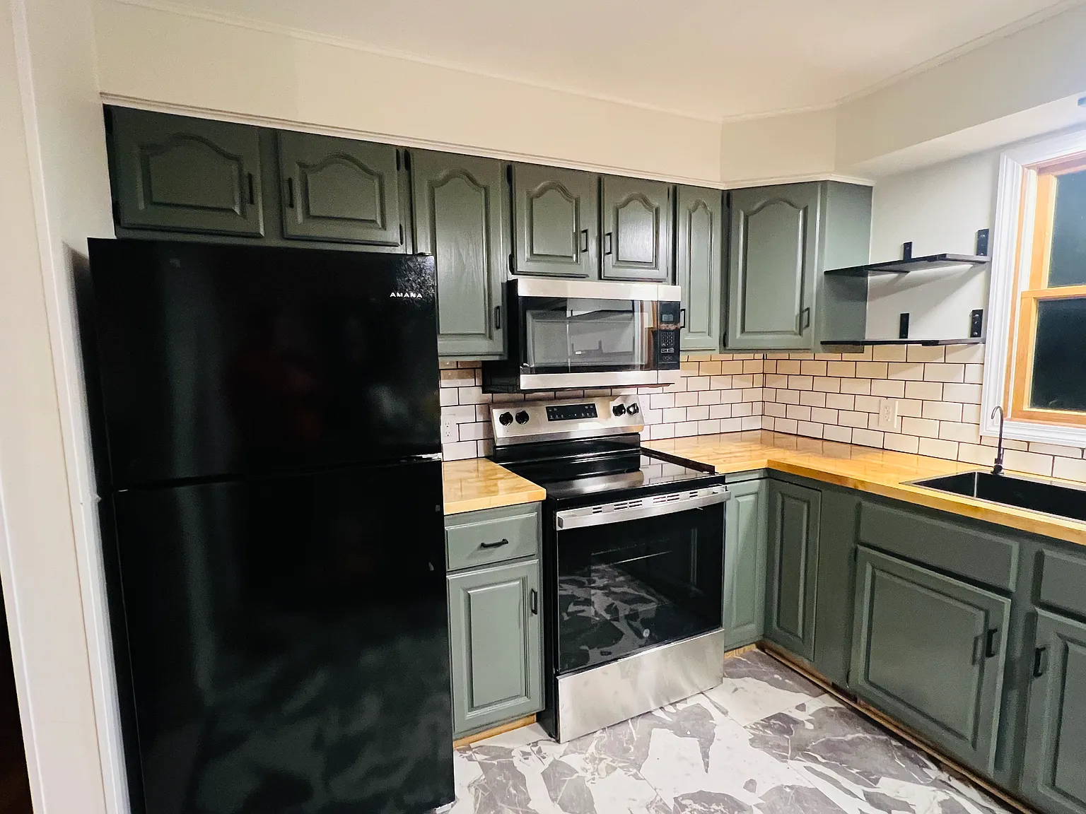 3 bed, 1000 sqft, $2,200 — Photo 3