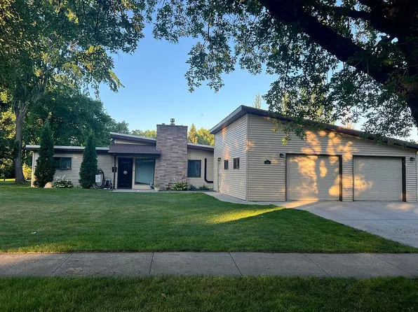 844 2nd St N, Wahpeton, ND 58075