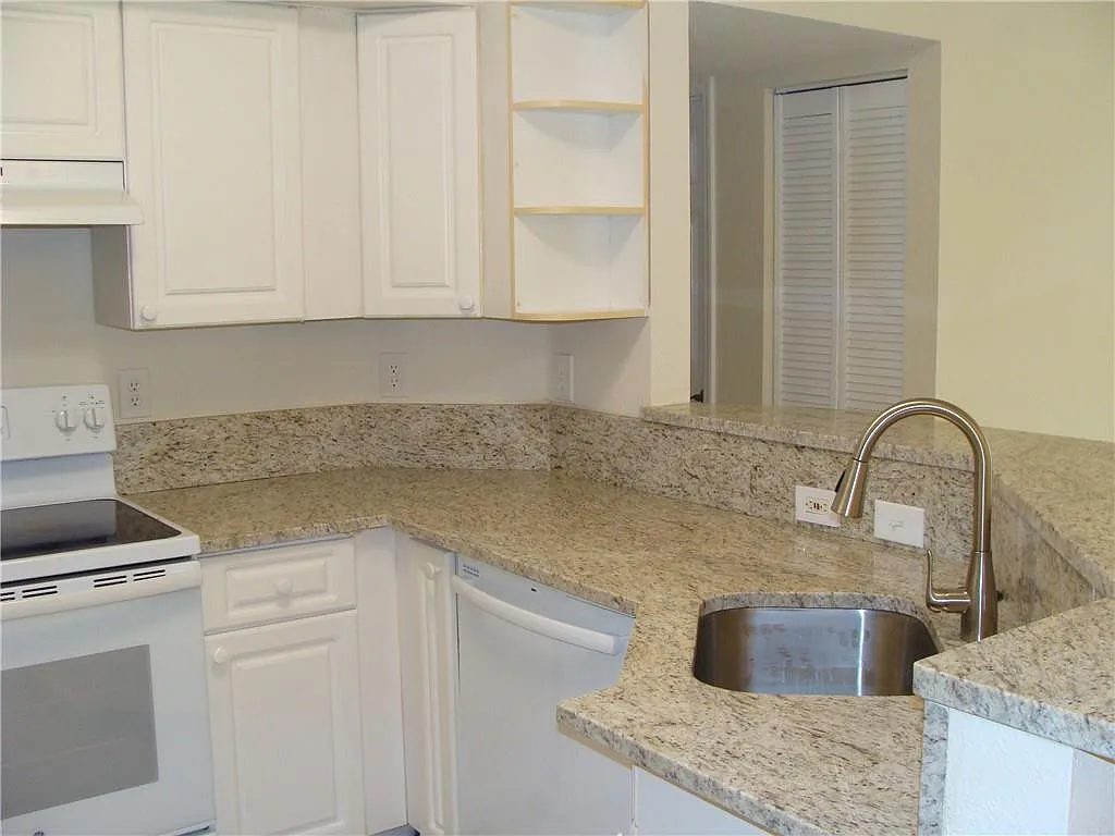 2 bed, 2.0 bath, 1161 sqft, $2,050 — Photo 4