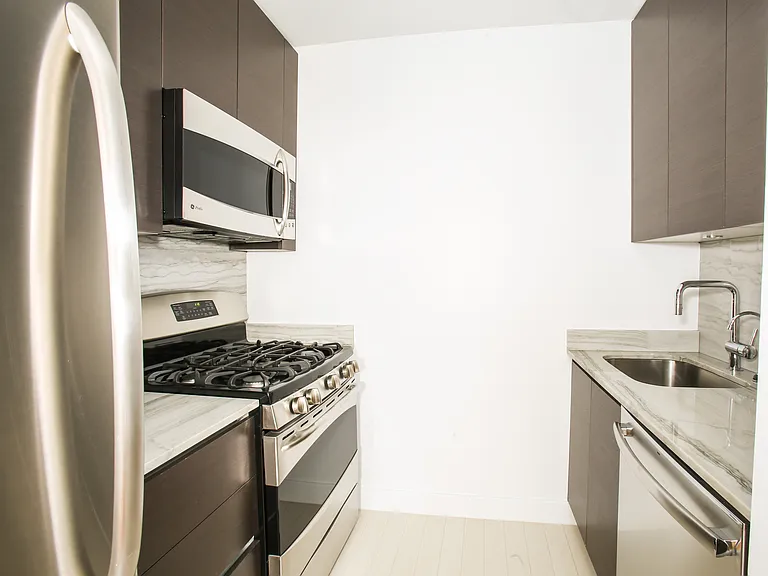 235 W 48th St #14A — Photo 4