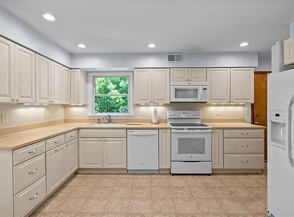 5th image of 8008 Beverly Dr