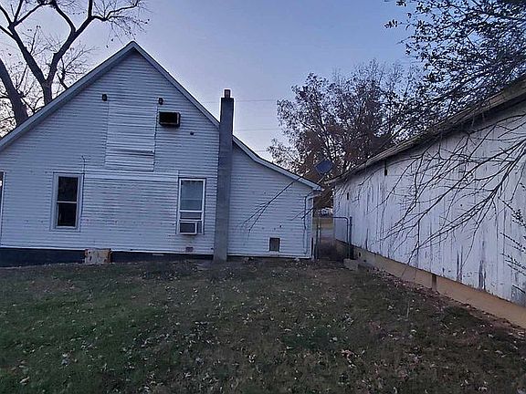 4th image of 102 Riverview St