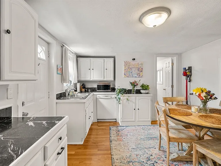 528 E 3rd St #1 — Photo 1