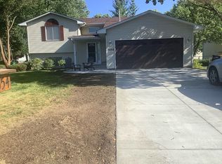 1054 Primrose Ln, Shakopee, MN 55379