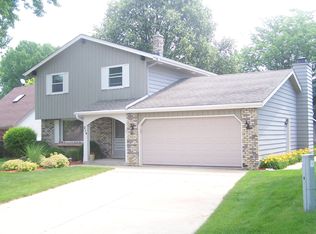 214 Meadowside Ct, Pewaukee, WI 53072