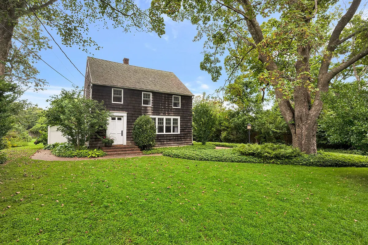 Building Photo - 32 Sag Harbor Tpke