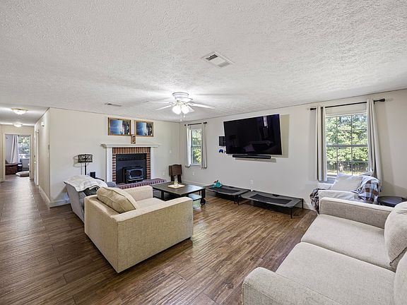 4th image of 94 Brooke Dr