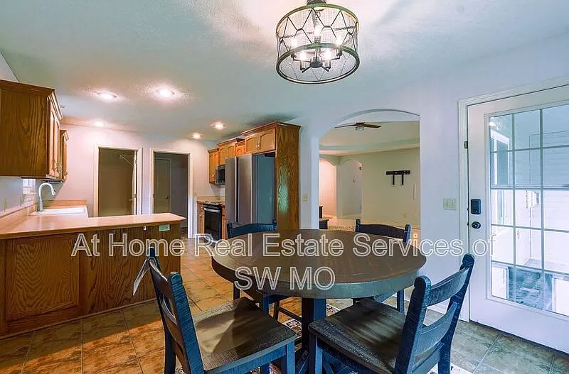 3 bed, 2.0 bath, 1618 sqft, $1,700 — Photo 4