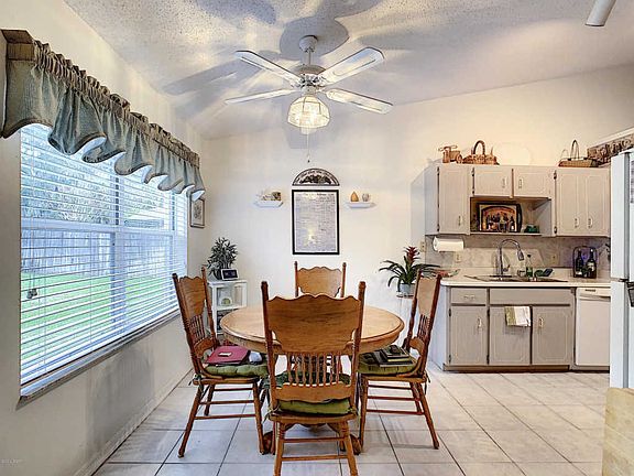 5th image of 10 Oak Brook Dr
