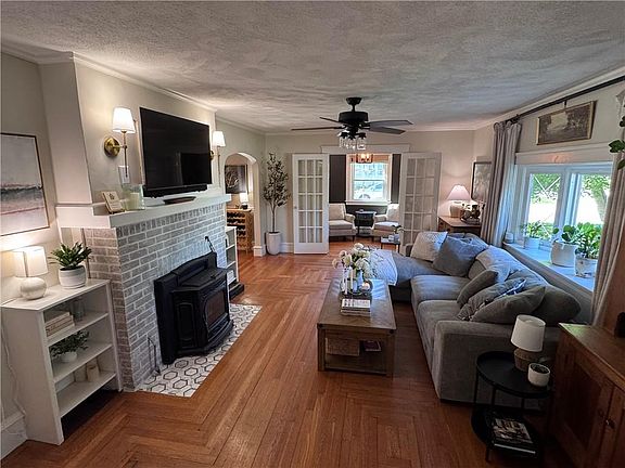 5th image of 102 Hillard Ave