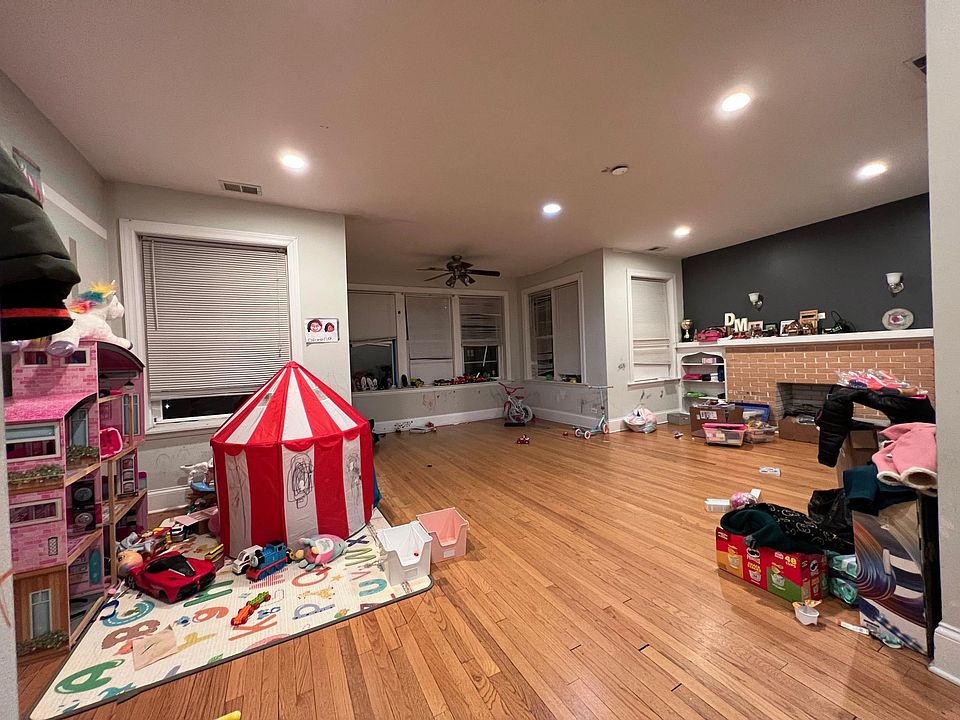 1st image of 4655 N Drake Ave Floor 3