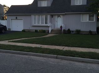 7 Eastwood Dr, Massapequa Park, NY 11762