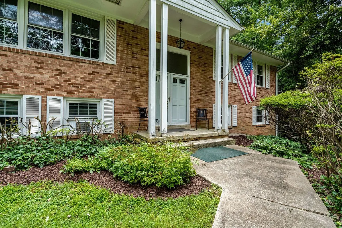 4 bed, 3.0 bath, 1862 sqft, $2,500 — Photo 1