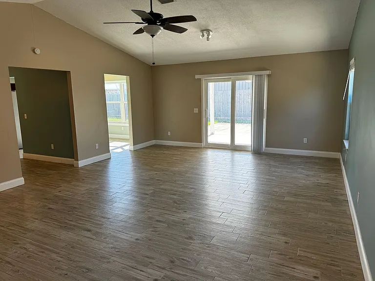 907 Lee Ct — Photo 4