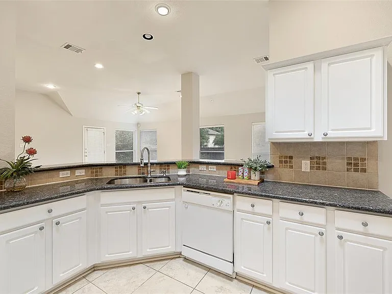 9000 Deurne Dr — Photo 11