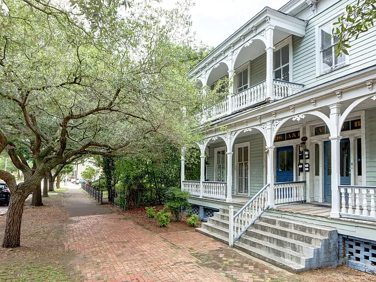 216 E Henry St #A — Photo 3