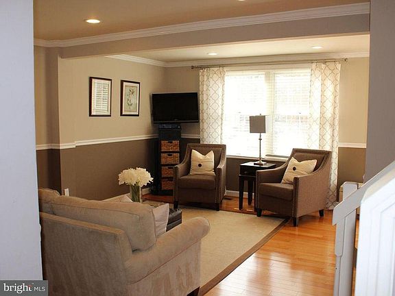Living Room w/crown molding and chair rails