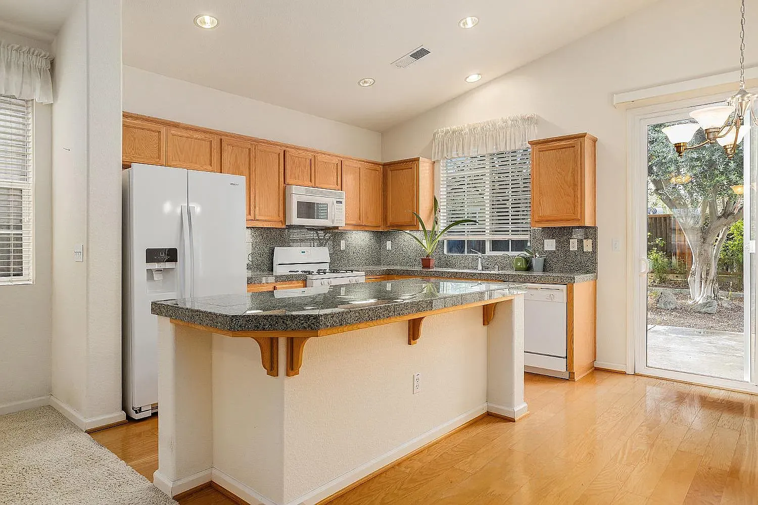 3 bed, 1588 sqft, $2,999 — Photo 4
