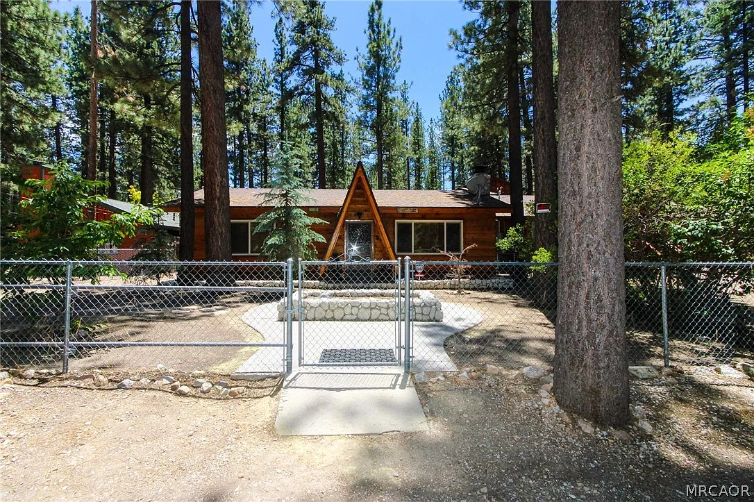 3 bed, 1.0 bath, 1214 sqft, $2,200 — Photo 1