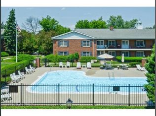 2814 Dundee Rd, Northbrook, IL 60062