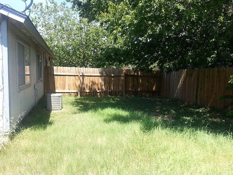 1604 W Braker Ln — Photo 3