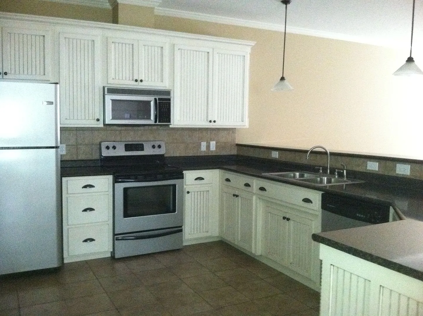 Spacious 2 Bed, 2 Bath Duplex with Fenced Yard in Greyfield — Photo 3