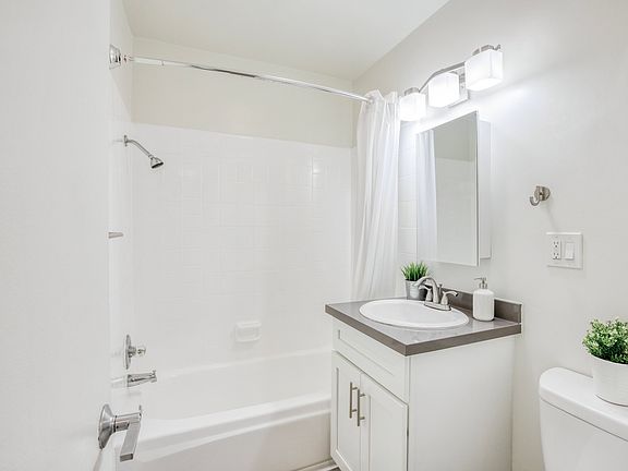 4th image of 400 S Gramercy Pl #226