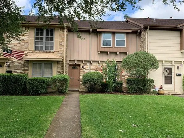 1512 S 8th St, La Porte, TX 77571