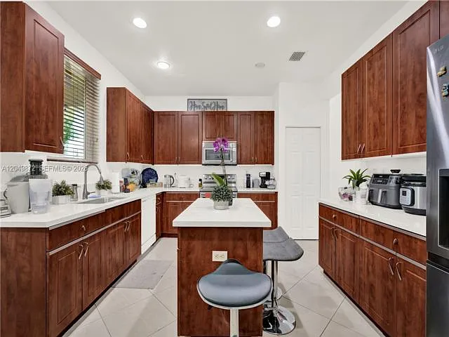5 bed, 3.0 bath, 2962 sqft, $4,490 — Photo 4