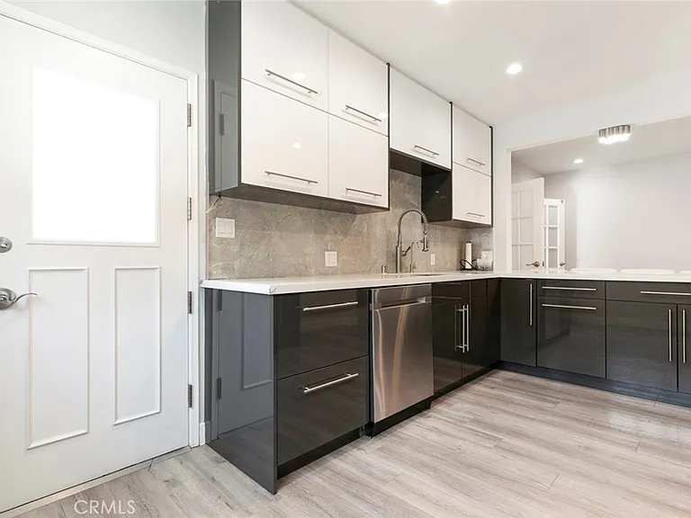 1527 N Screenland Dr — Photo 8