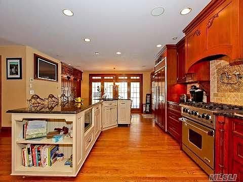4th image of 12 Fiddlers Green Dr